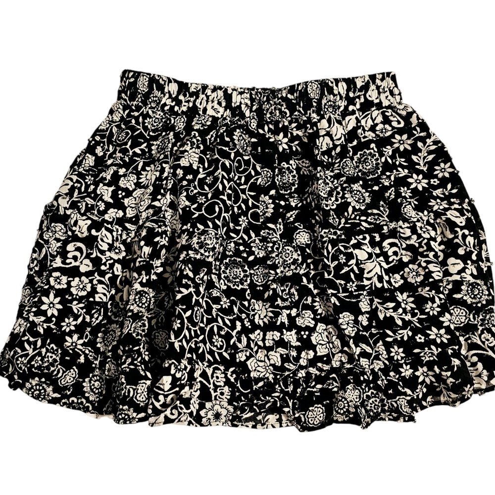 Forever 21 Women's Mini Skirt Size Medium Black White Floral Twirl